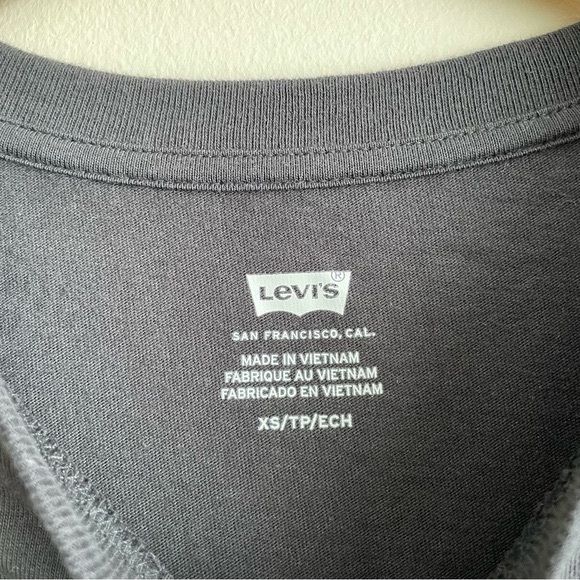 Levis 90s Serif Logo Perfect Graphic Tee Shirt in Caviar Black NWT - Picture 6 of 10